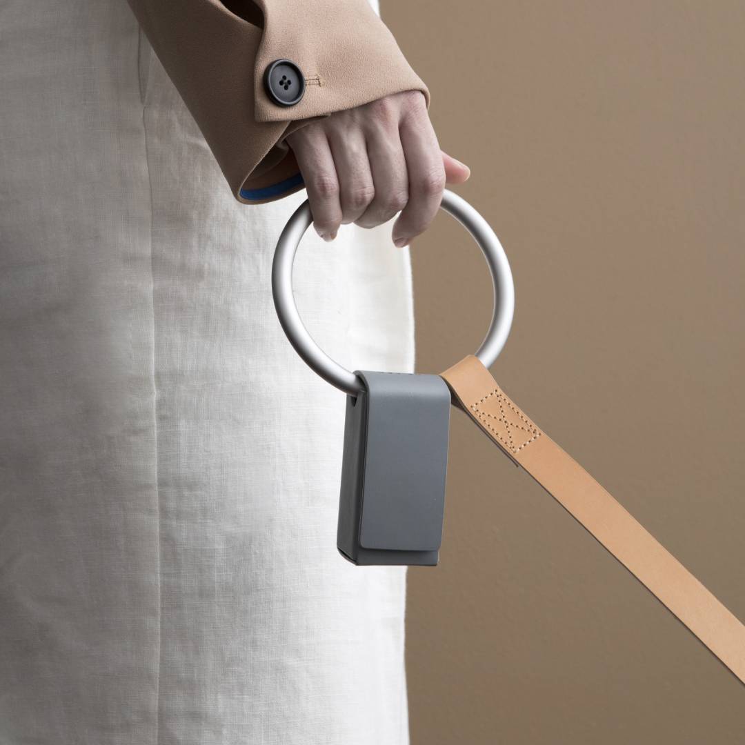 Circular Handle Leather Leash in Natural and Silver